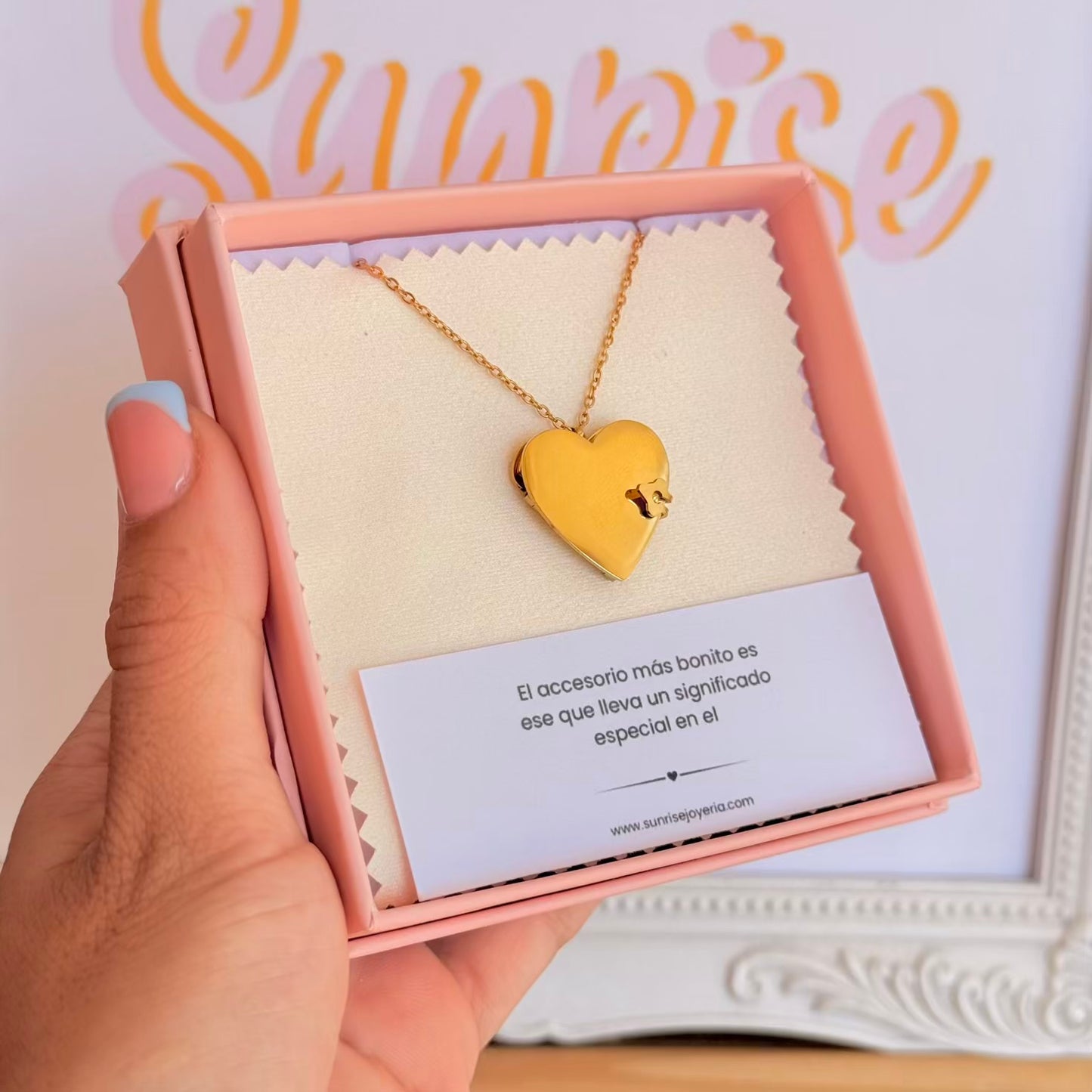 Cadena libro en corazón