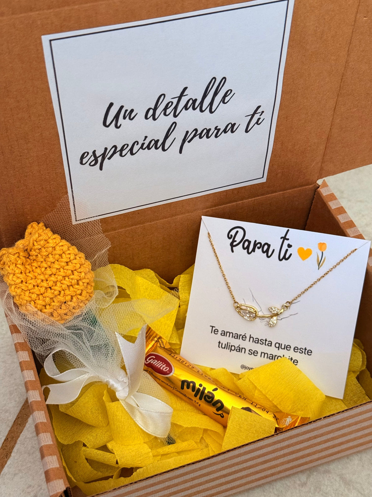 Caja tulipán con collar