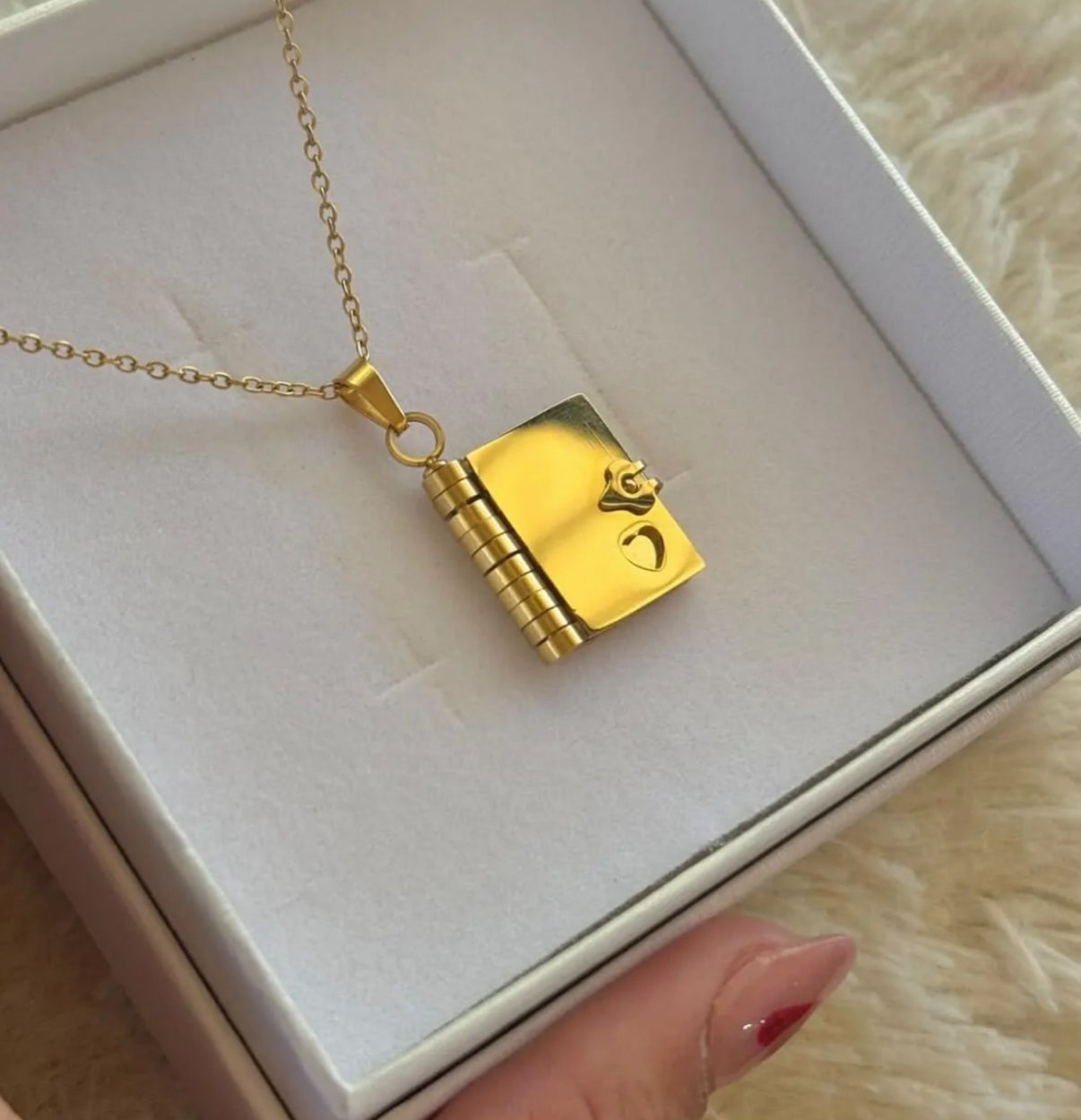 Cadena del libro dorado