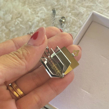 Cadena del libro plateado