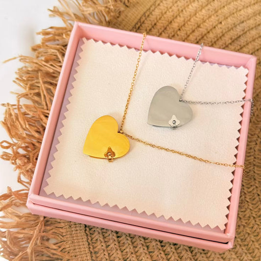 Cadena libro en corazón