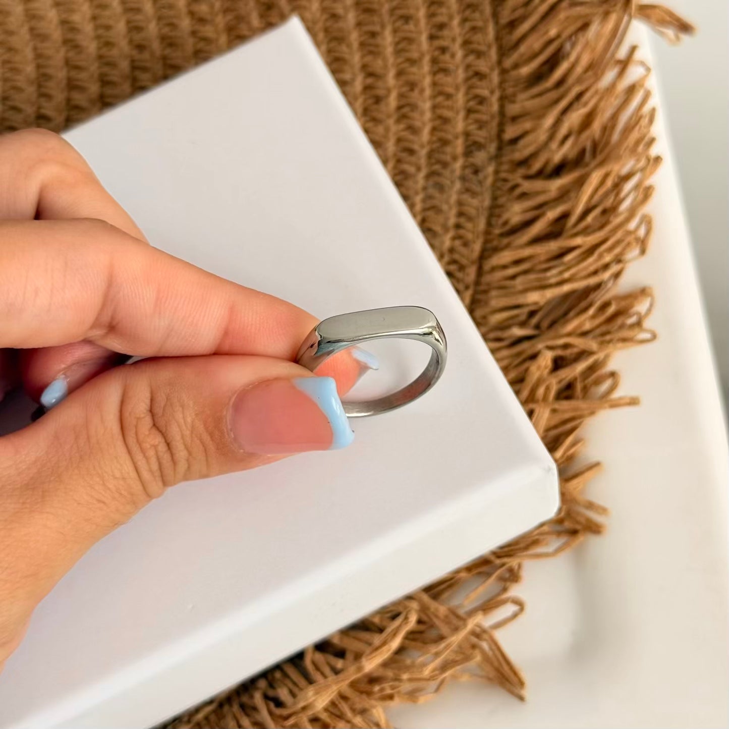 Anillo delgado grabado￼