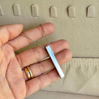 Cuello rectangular delgado