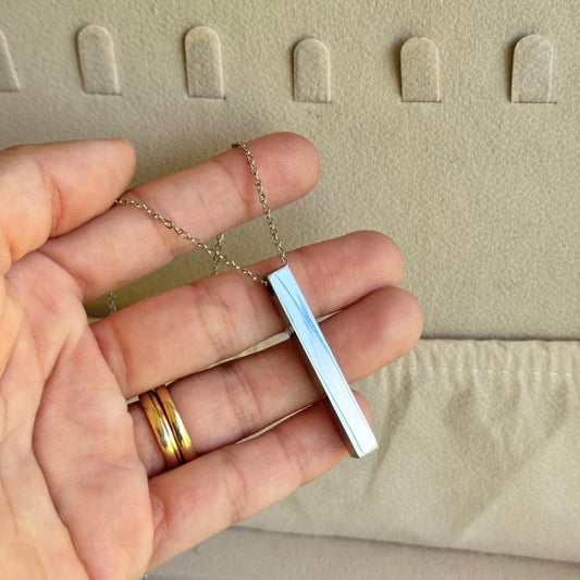 Cuello rectangular delgado