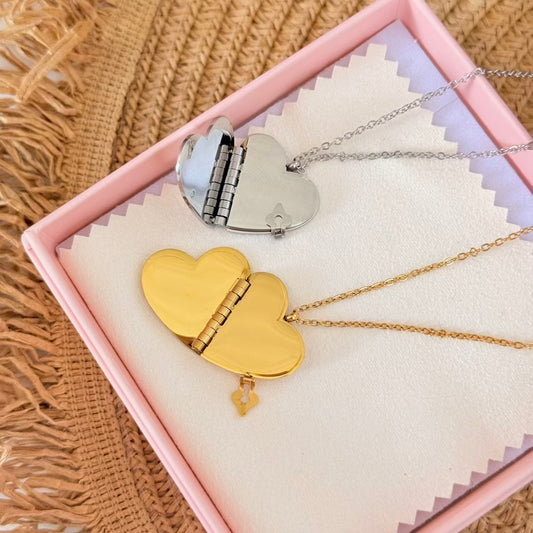 Cadena libro en corazón