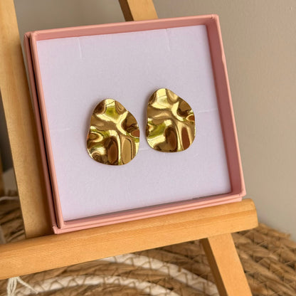 Aretes de gota texturizados