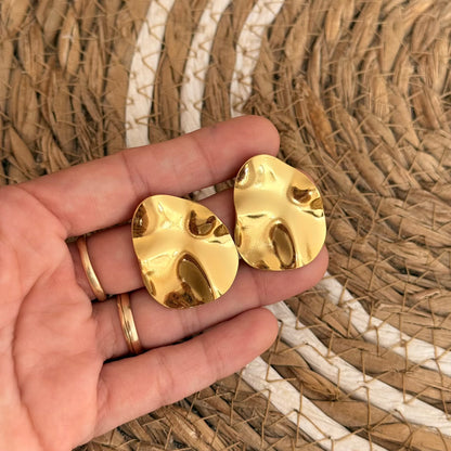 Aretes de gota texturizados