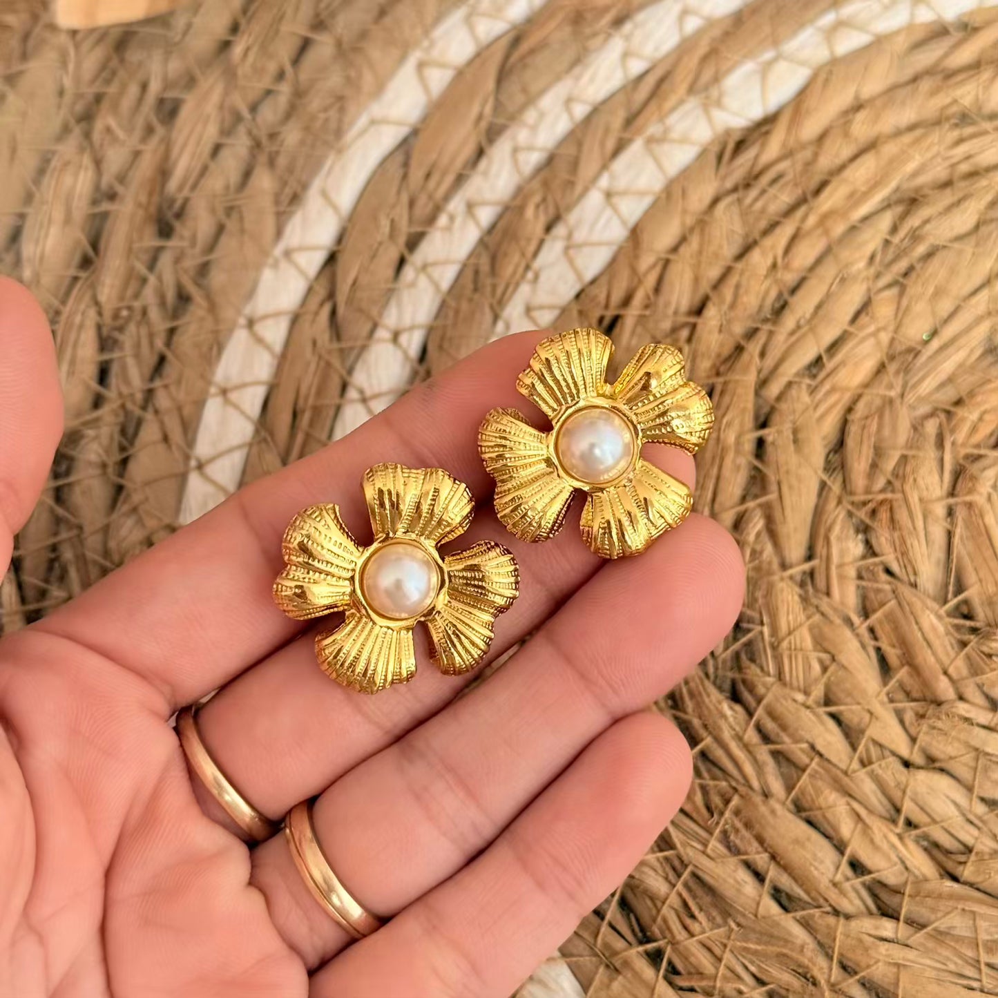 Aretes de flor y perla