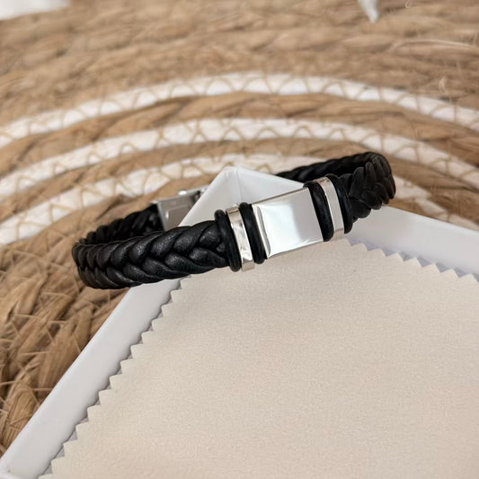 Pulsera tipo cuero cuadrada