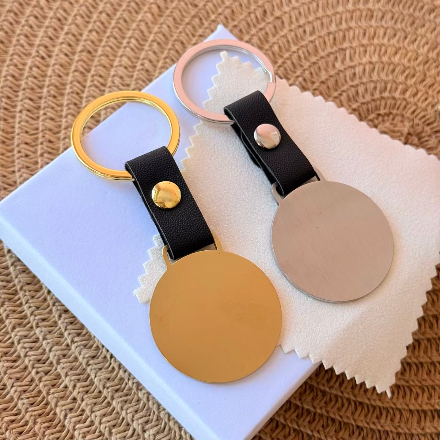 Llavero circular base tipo cuero