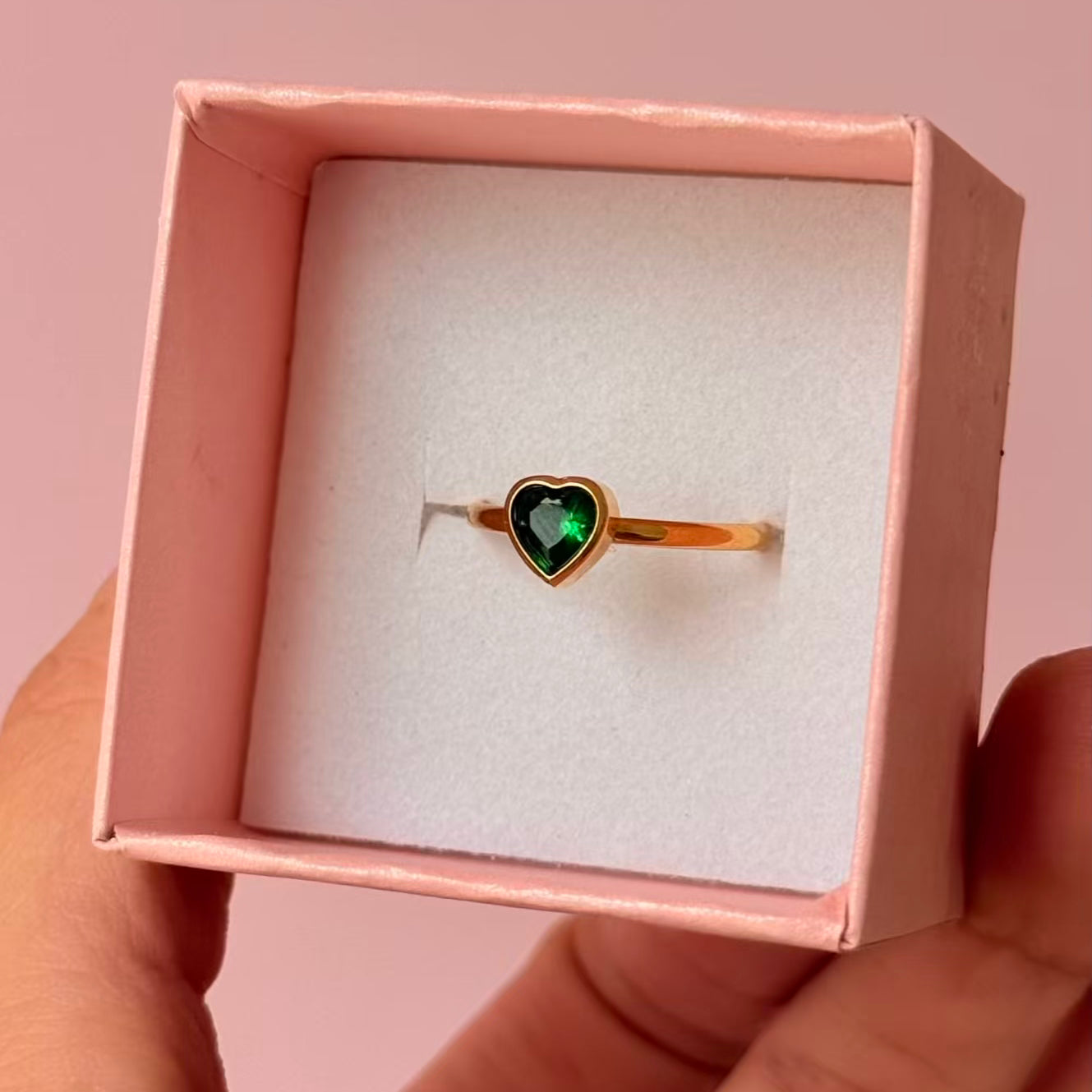 Anillo verde de corazón