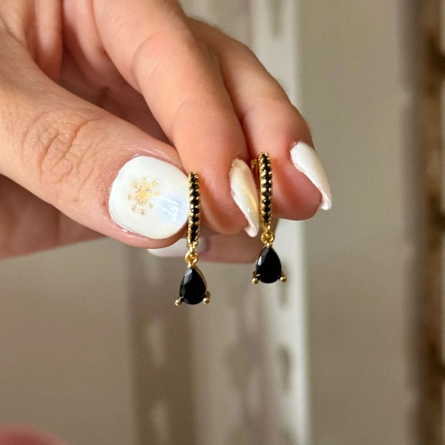 Aretes de gota minimalistas