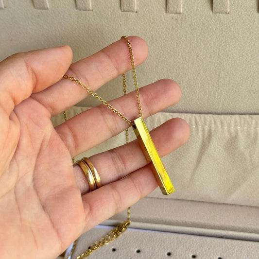 Cuello rectangular delgado