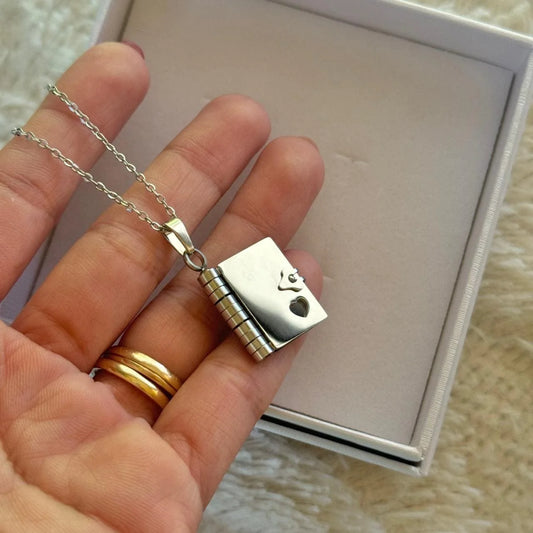 Cadena del libro plateado